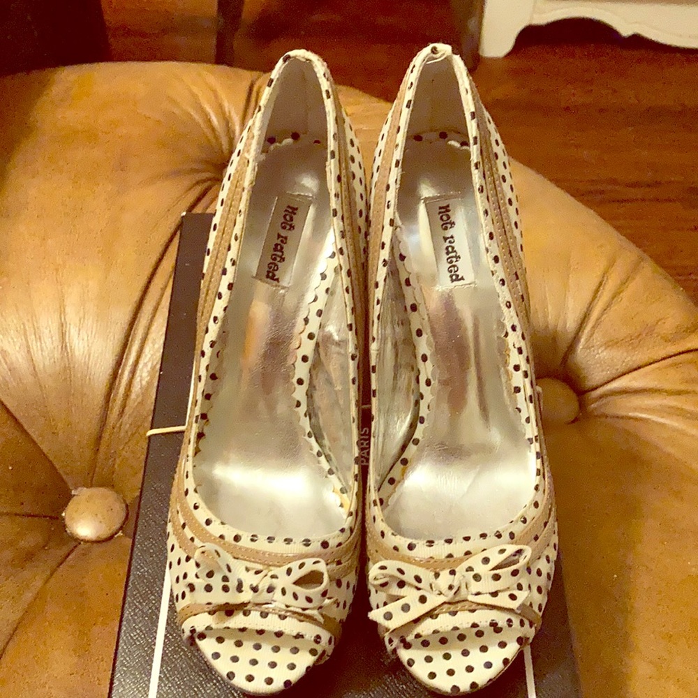 Off-white/black polka dots and beige-striped heel